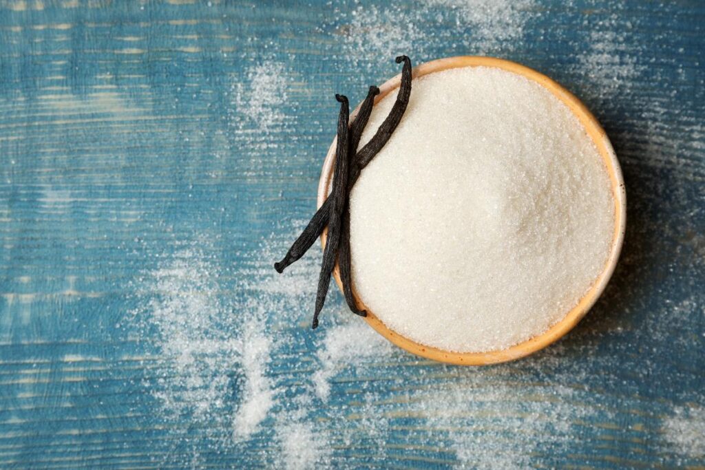 Un bol de sucre avec des vanilles