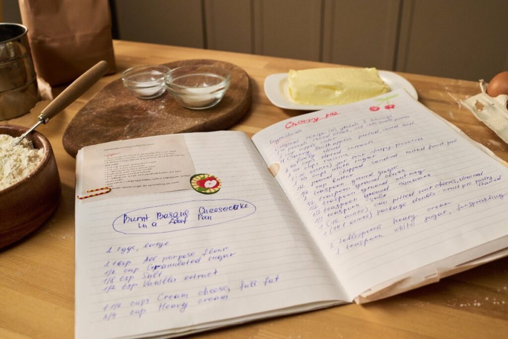 Un carnet de Julie ouvert avec une recette de cuisine