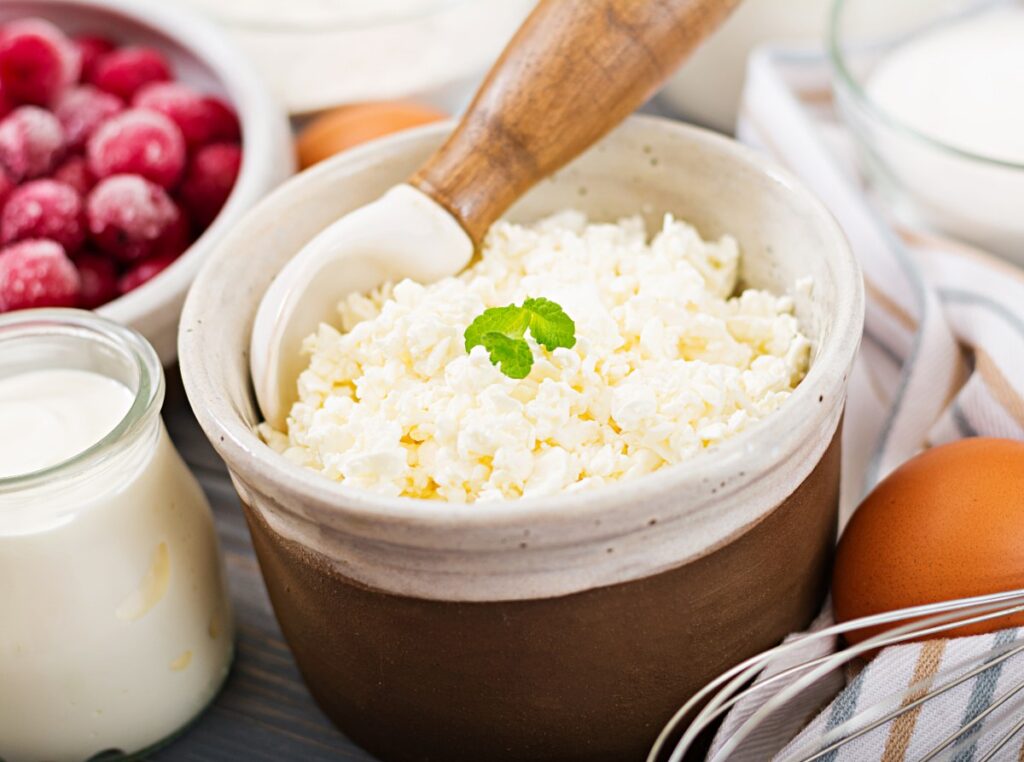 Du fromage blanc mis dans un bol avec une cuillère