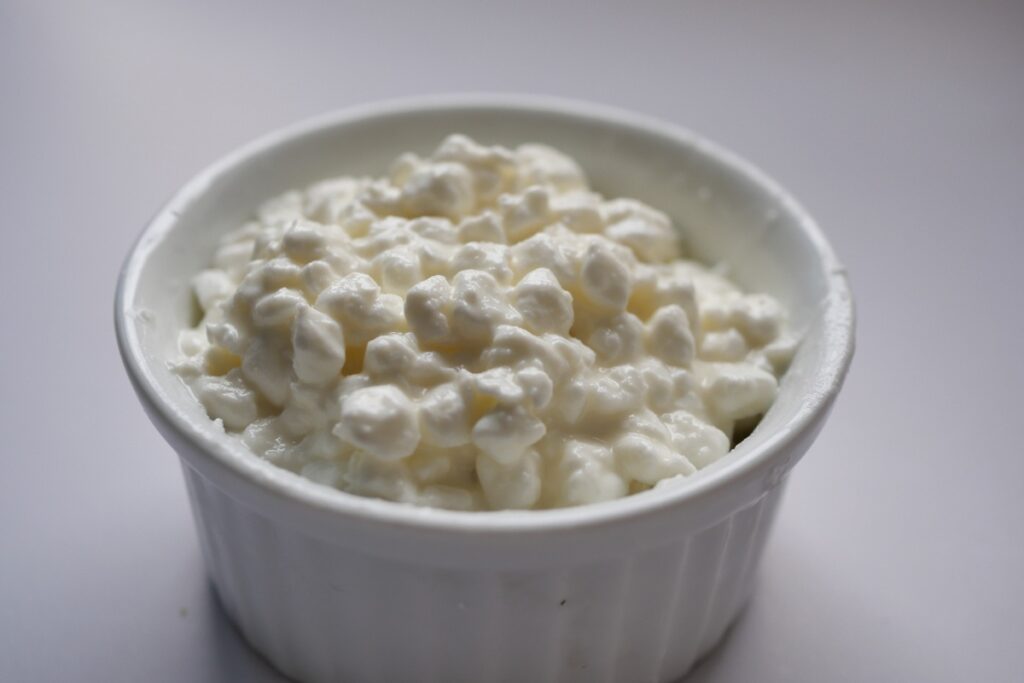 Du fromage blanc dans un bol blanc