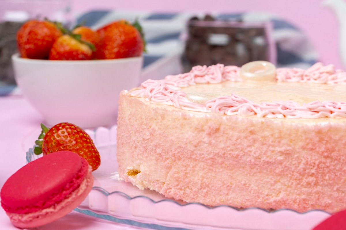 Un gâteau avec du biscuit rose de Reims