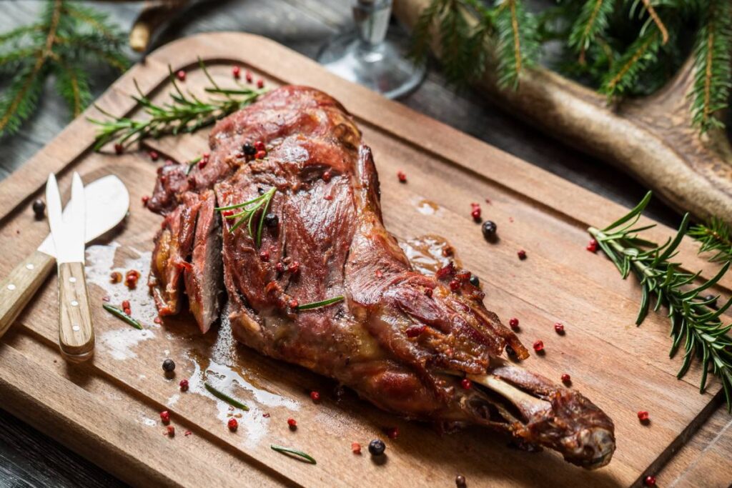 Du gigot avec des épices sur une planchette