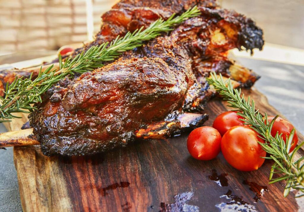 Du gigot préparé avec des tomates et des romarins