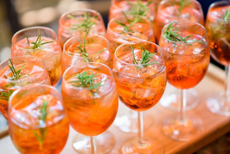 Des verres remplis de jus d'orange
