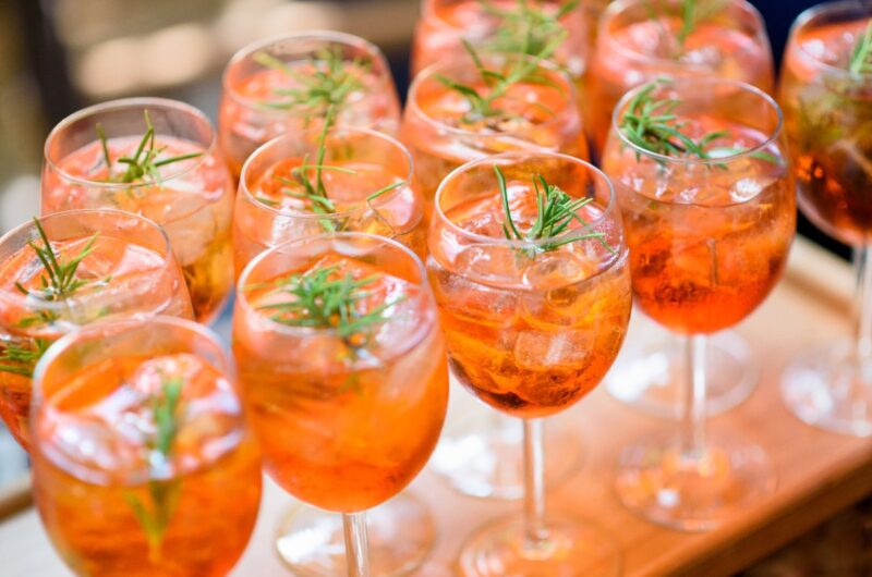Des verres remplis de jus d'orange