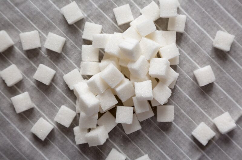 Des morceaux de sucre sur la table