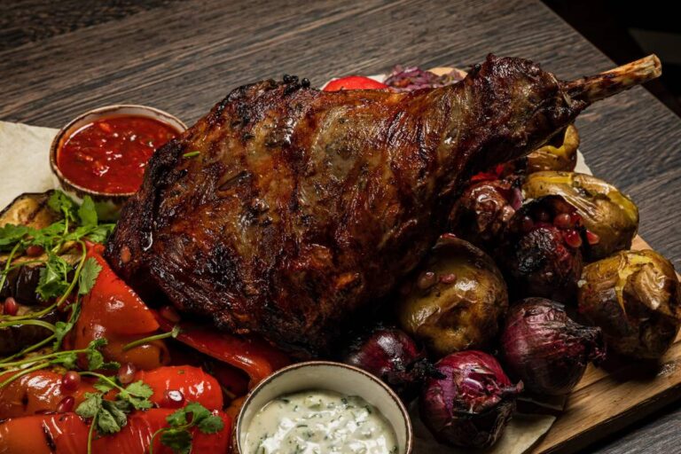 Du gigot avec des tomates et des oignons