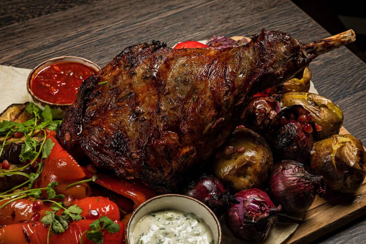 Du gigot avec des tomates et des oignons