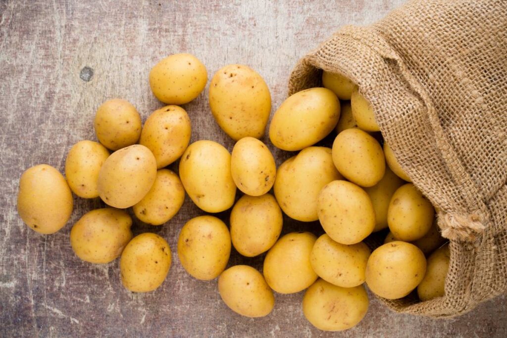 Des pommes de terre versées du sac