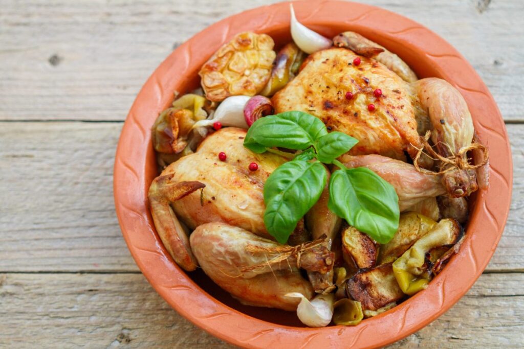 Du poulet basquaise avec des légumes dans un bol en plastique