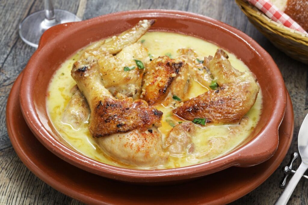 Du poulet basquaise préparé avec de la sauce et des épices