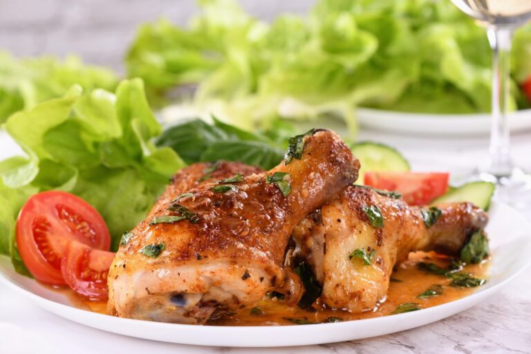 Du poulet basquaise avec des salades et des tomates