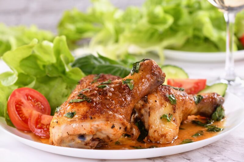Du poulet basquaise avec des salades et des tomates