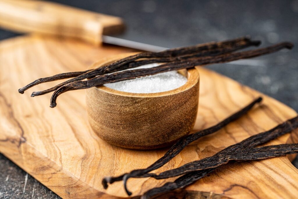 Du sucre et des gousses de vanilles sur la table