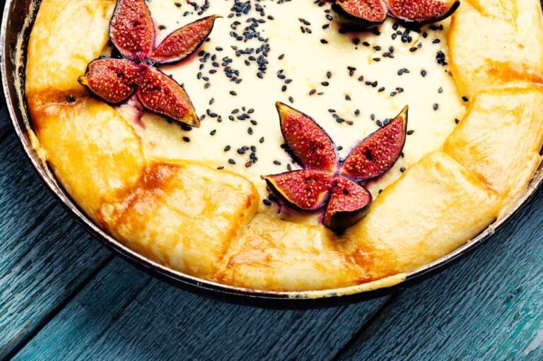 Une tarte aux figues sur une assiettes