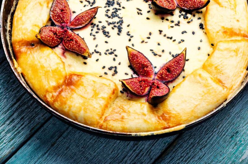 Une tarte aux figues sur une assiettes