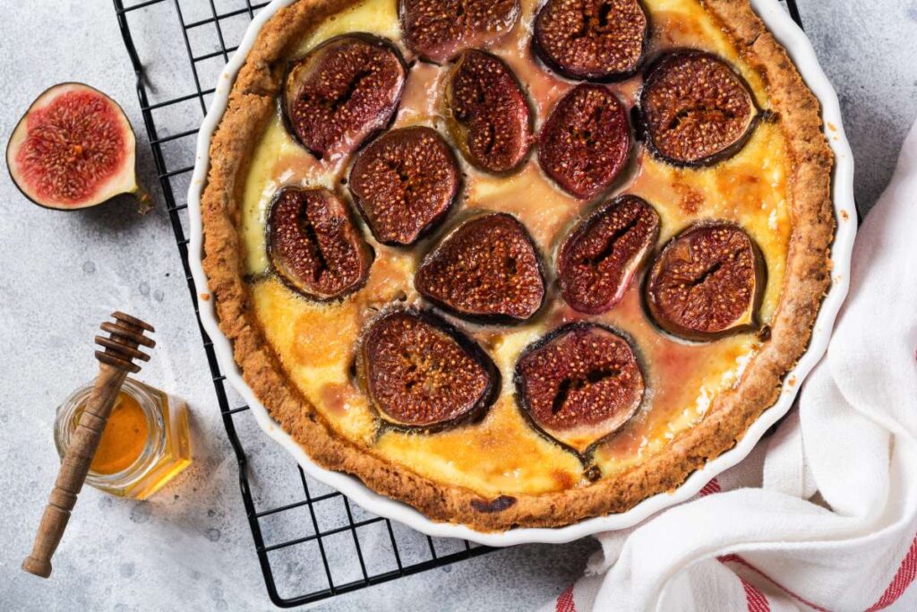 De la tarte aux figues préparée sur une assiette