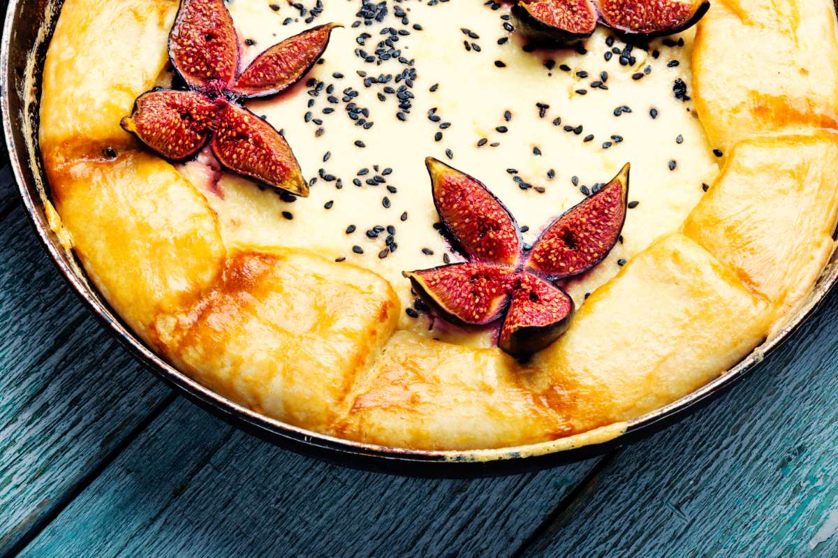 Une tarte aux figues sur une assiettes
