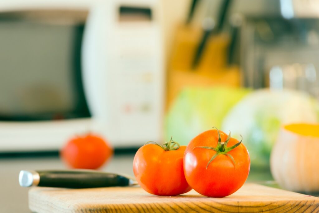 Des tomates sans pépins sur une planchette