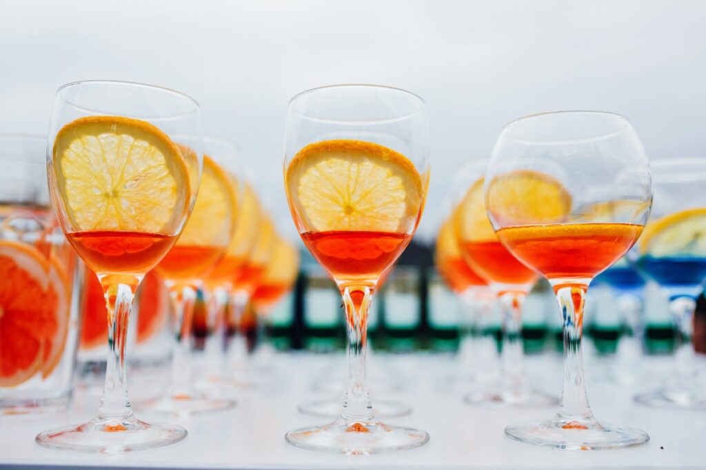 Des verres avec des jus d'orange