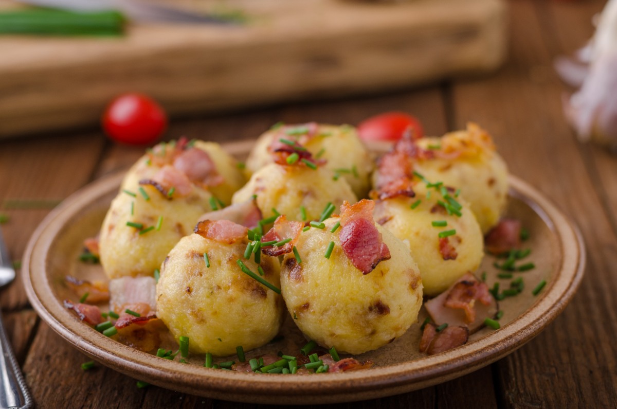 Une assiette de pommes noisettes avec des épices