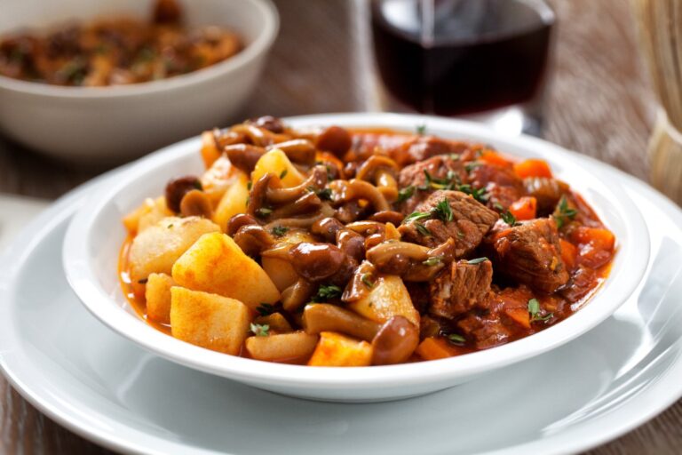 Un plat de boeuf bourguignon avec des pommes de terre