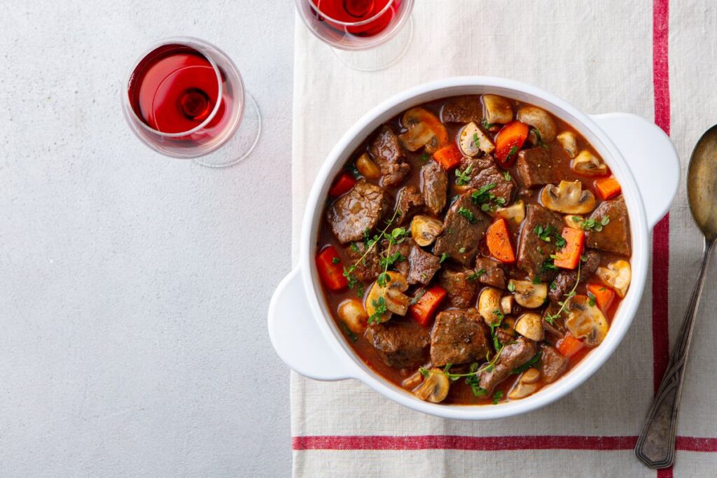 Un bol de boeuf bourguinon sur la table