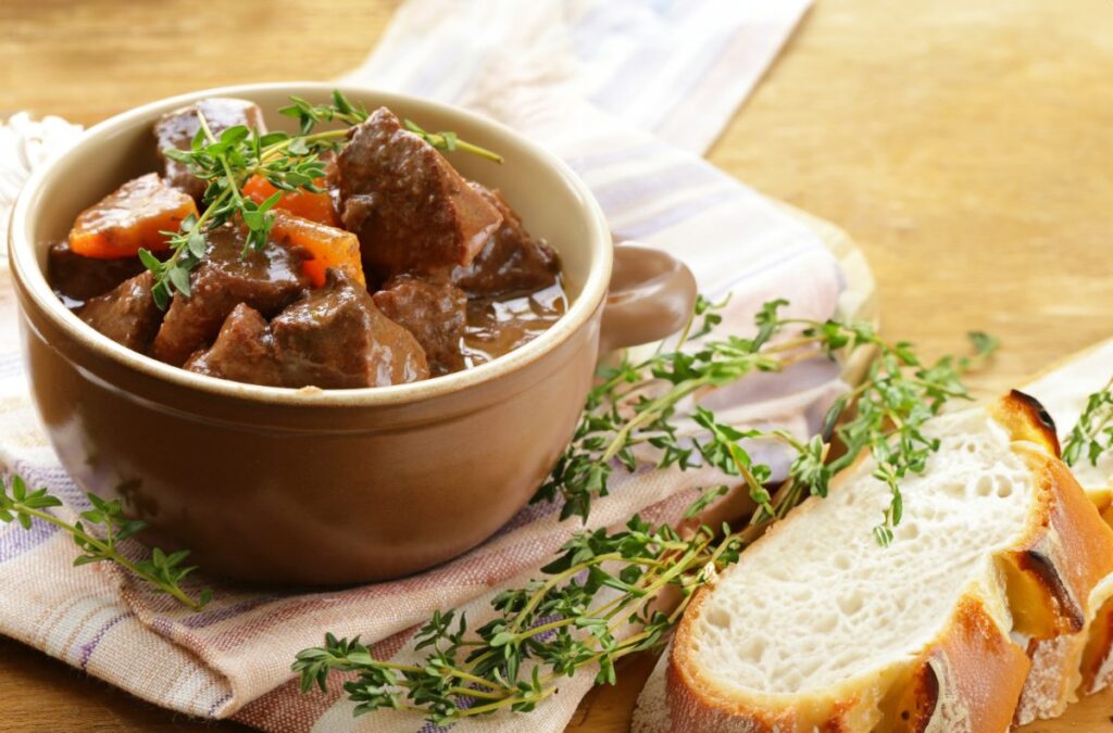 Un bol de boeuf bourguignon avec des légumes