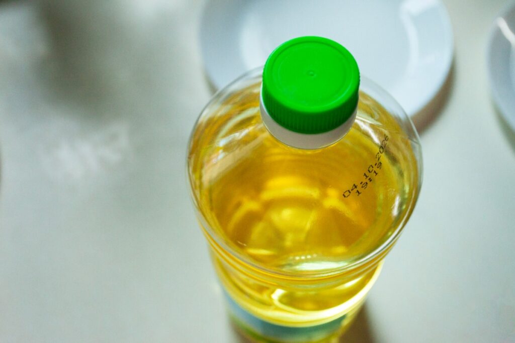 Une bouteille d'huile en plastique