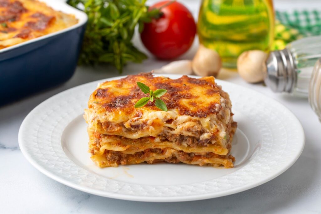 Une délicieuse lasagne sur une assiette