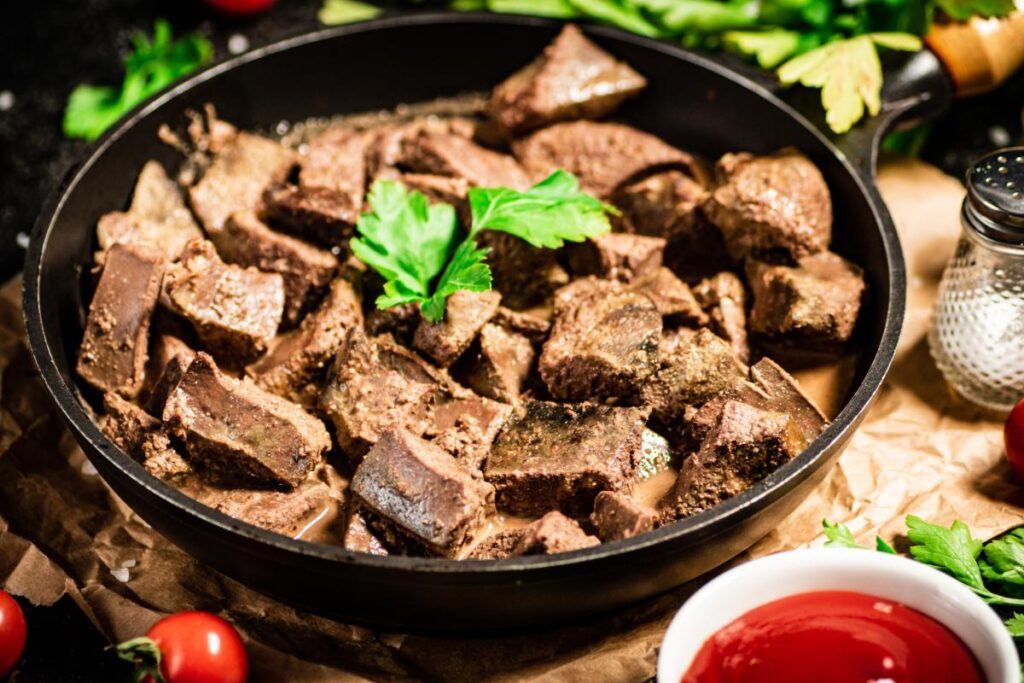 Une délicieuse recette de foie de veau avec des feuiles vertes