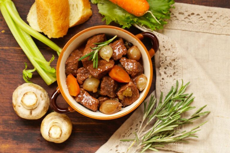 Un délicieux plat de boeuf bourguignon servi sur la table avec des légumes