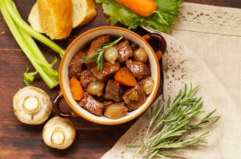 Un délicieux plat de boeuf bourguignon servi sur la table avec des légumes
