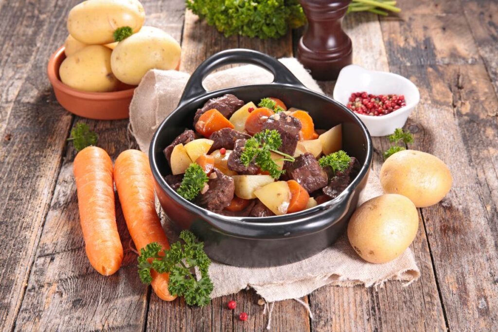Un délicieux ragoût de bœuf avec des carottes et des légumes sur la table