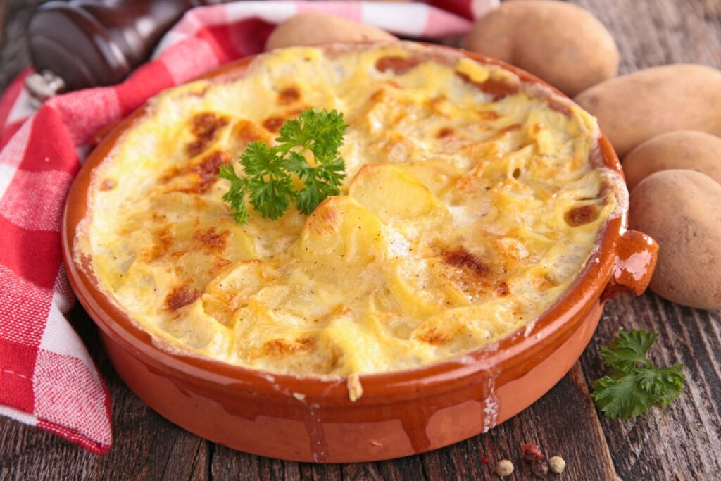 Un plateau avec du grattin de pomme de terre
