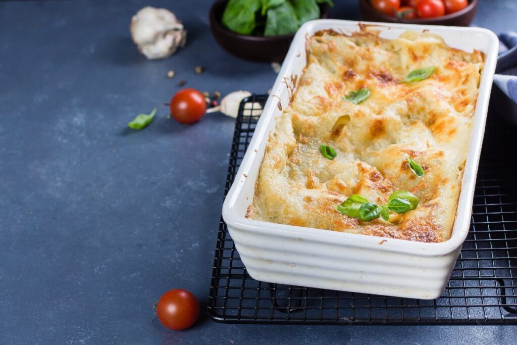 Lasagnes préparés avec du basilic et des tomates