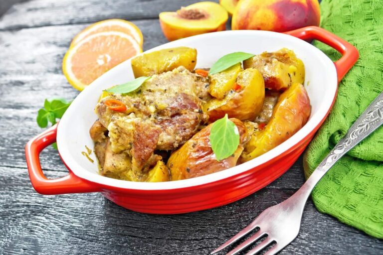 Un plat de baeckeoffe dans un bol rouge sur la table
