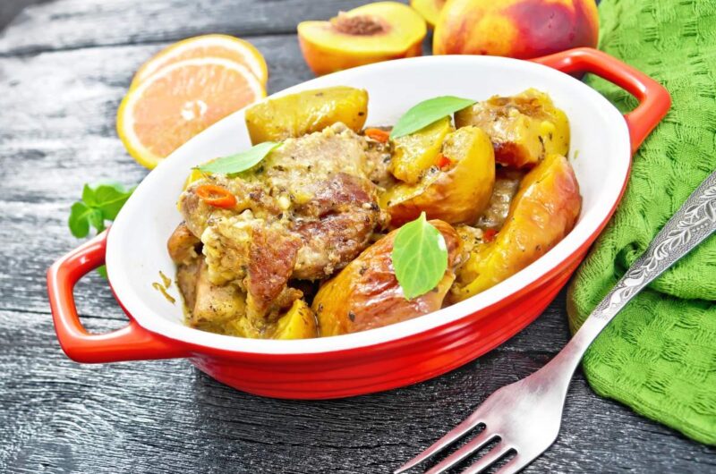 Un plat de baeckeoffe dans un bol rouge sur la table