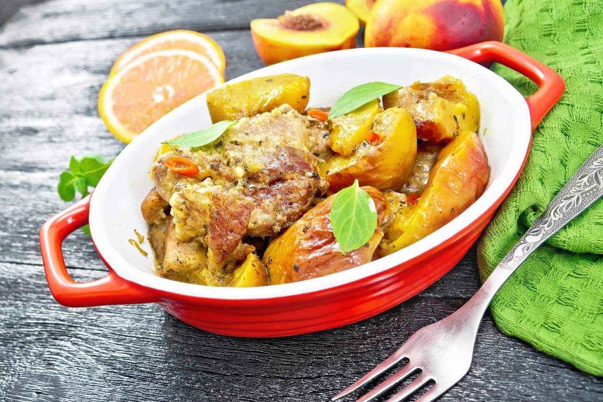 Un plat de baeckeoffe dans un bol rouge sur la table
