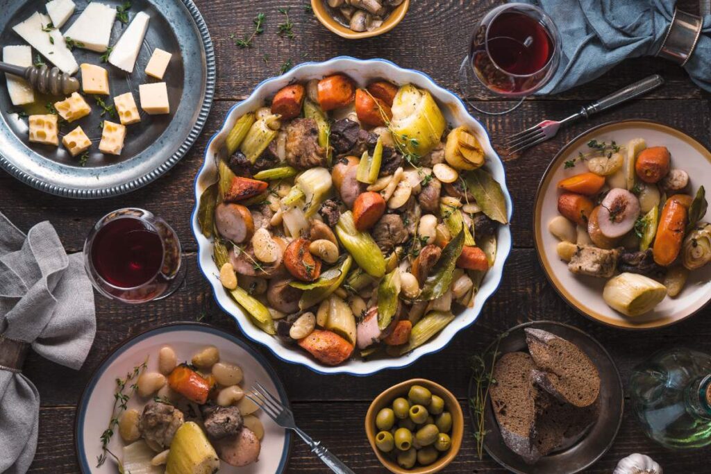 Des plats de légumes rôtis servis sur une table