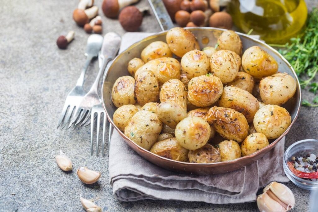 Un plat de pommes noisettes sur une assiette sur table
