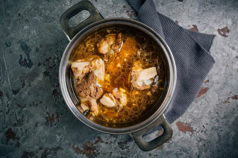 Bouillon de viande tendre dans un casserole