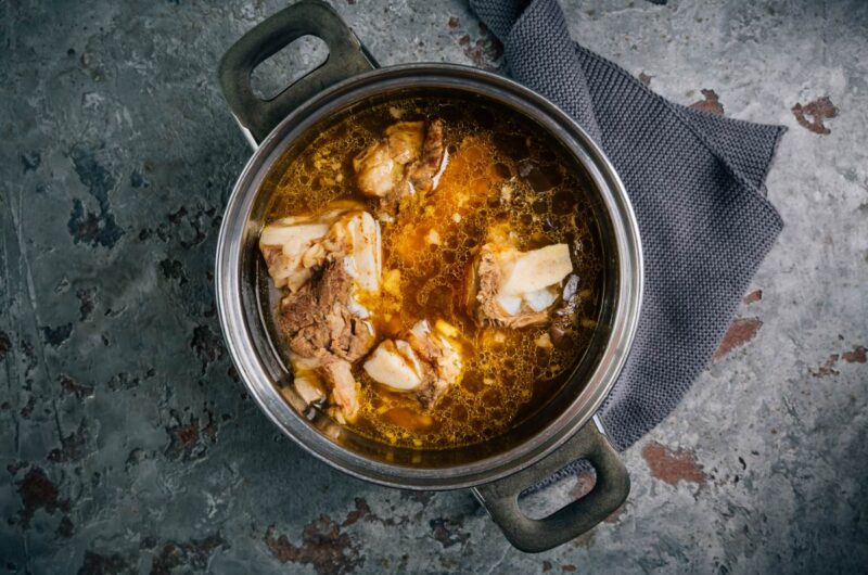 Bouillon de viande tendre dans un casserole