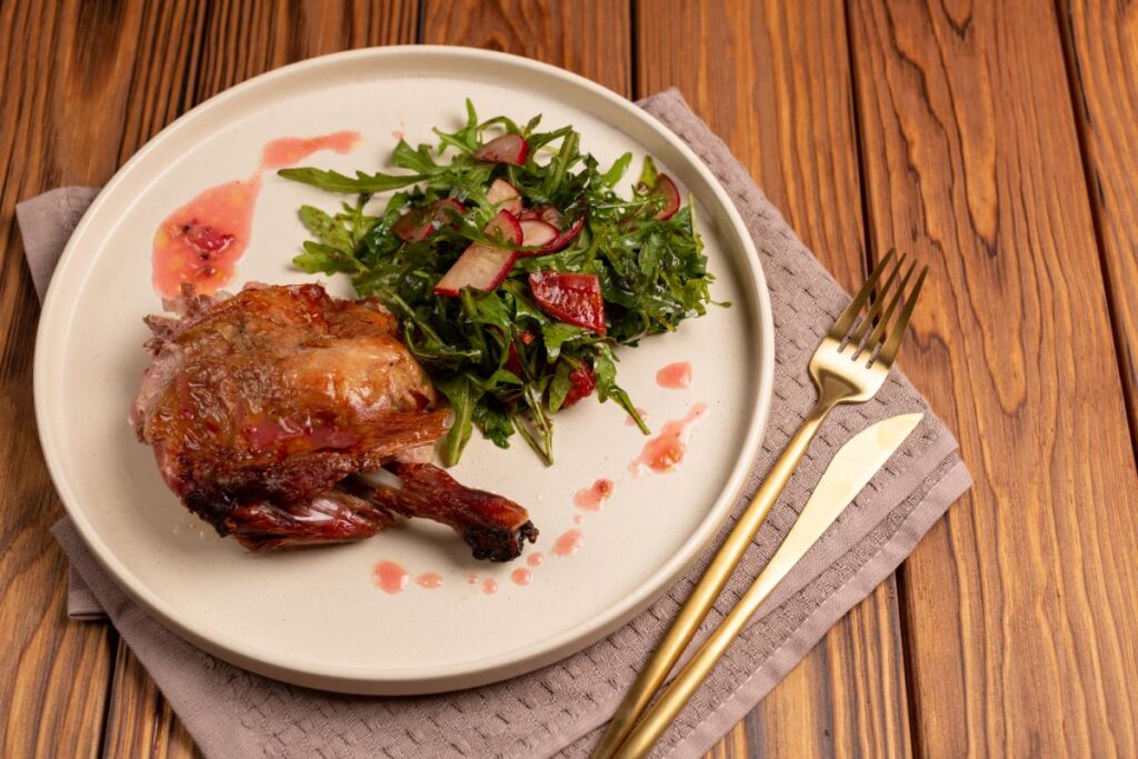 Canard confit avec de la salade verte sur la table