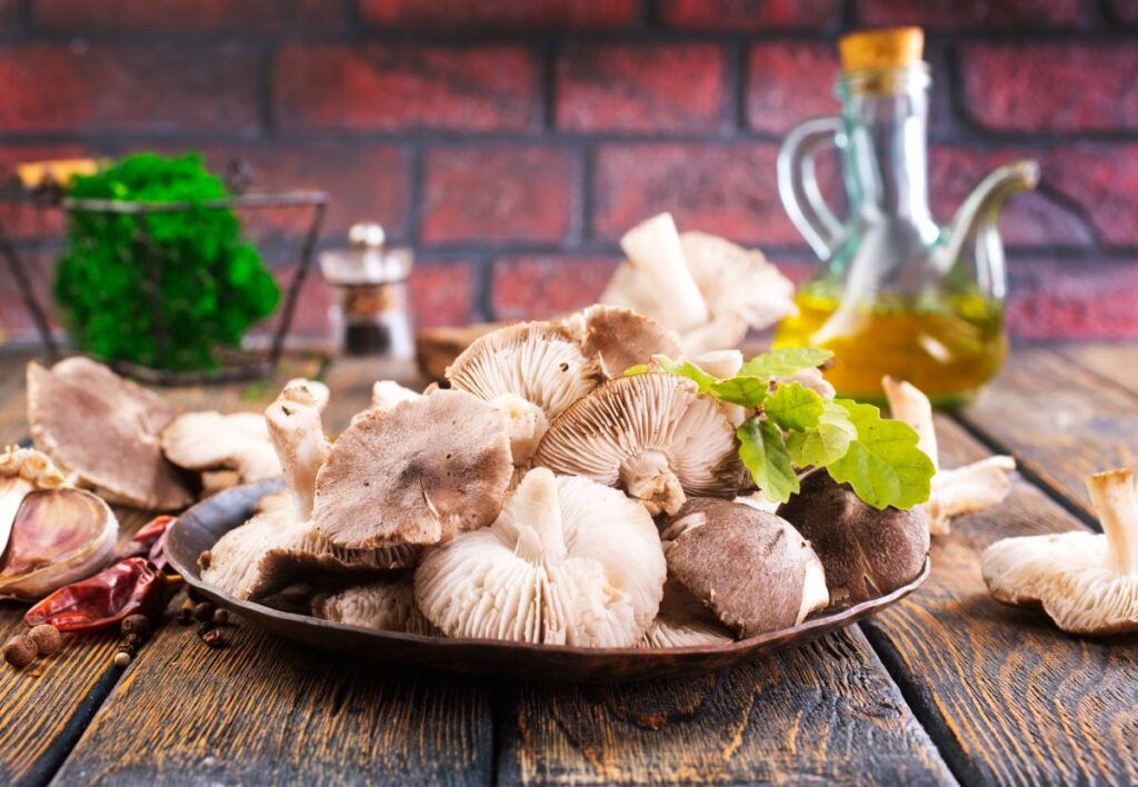 Champignons avec des épices sur la table