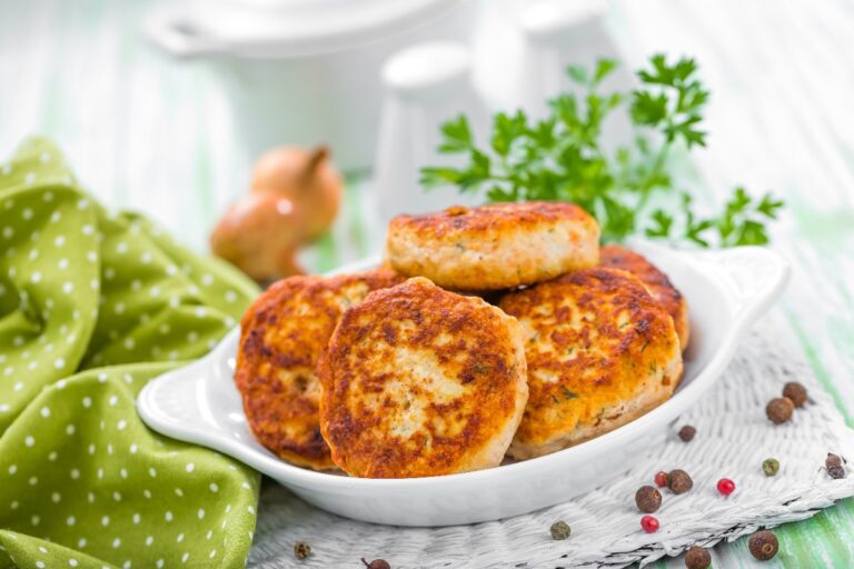 Délicieuses crépinettes sur une assiette