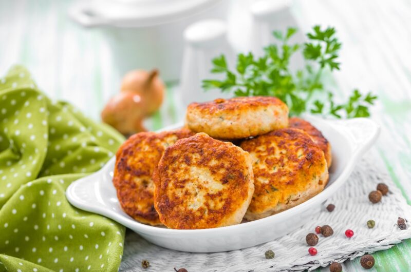 Délicieuses crépinettes sur une assiette