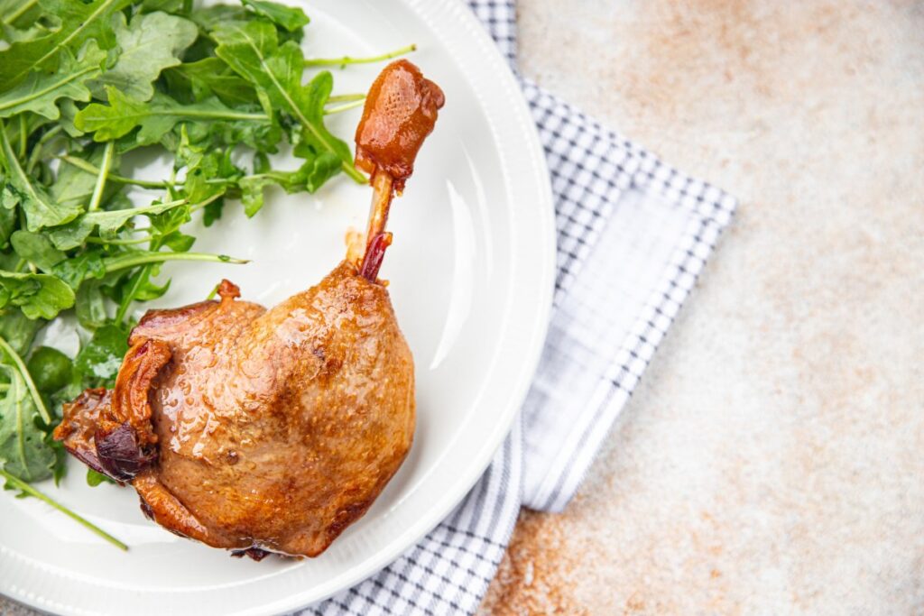 Une cuisse de canad confit avec des légumes frais