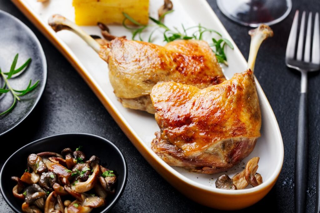 Cuisse de canard confite avec du gratin de pommes de terre