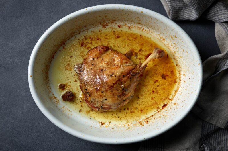 Une cuisse de canard rôtie confite dans un bol